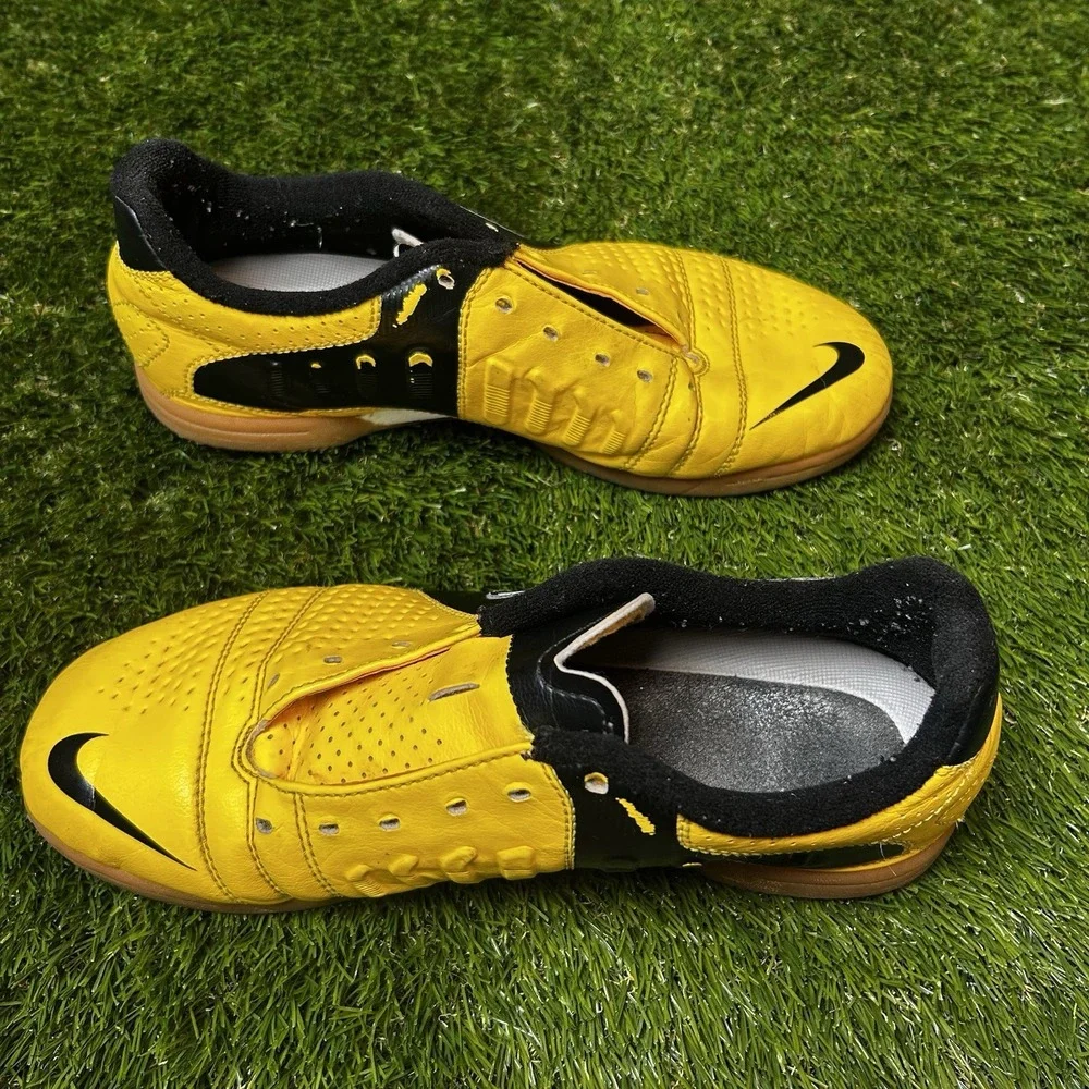 NIKE Indoor Soccer Celts CTR360 LIBRETTO III IC‎ CITRUS/WHITE/BLACK Size 5Y